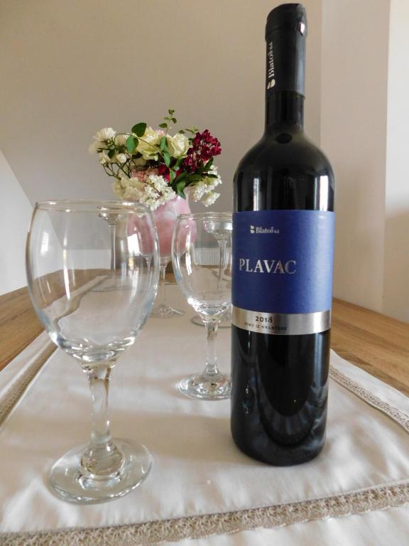 Apartman Lara u Otočcu — Kuhinja i blagovaonica