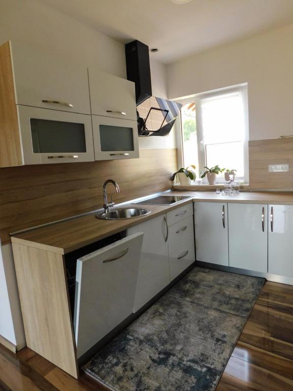 Apartman Lara u Otočcu — Kuhinja i blagovaonica